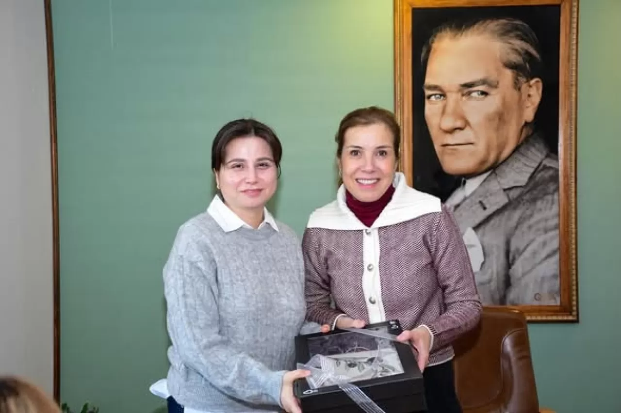 Sındırgı Belediye Başkanı'nın Eşi ve Misafirleri Depremzedeleri Ziyaret Etti