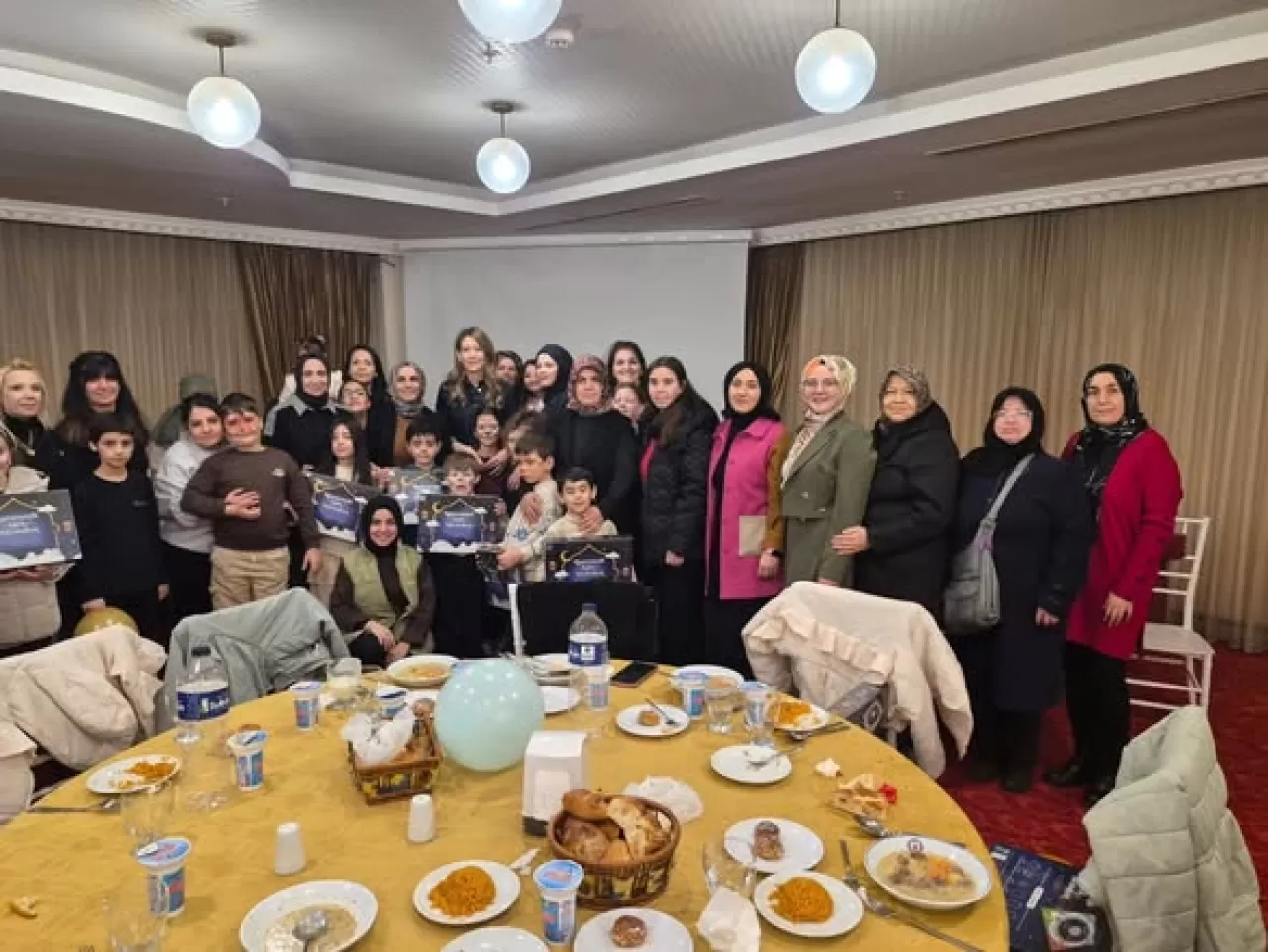 AK Parti Balıkesir'de Çocuklarla Geleneksel Tekne Orucu İftarı Düzenledi