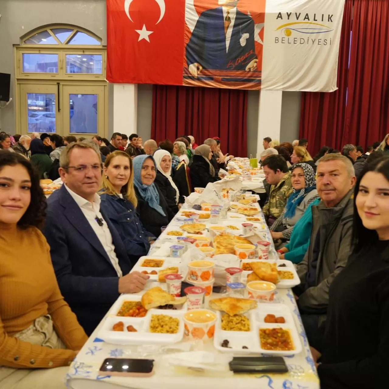 Ayvalık'ta Ramazan Coşkusu: Birlik ve Dayanışma Sofraları