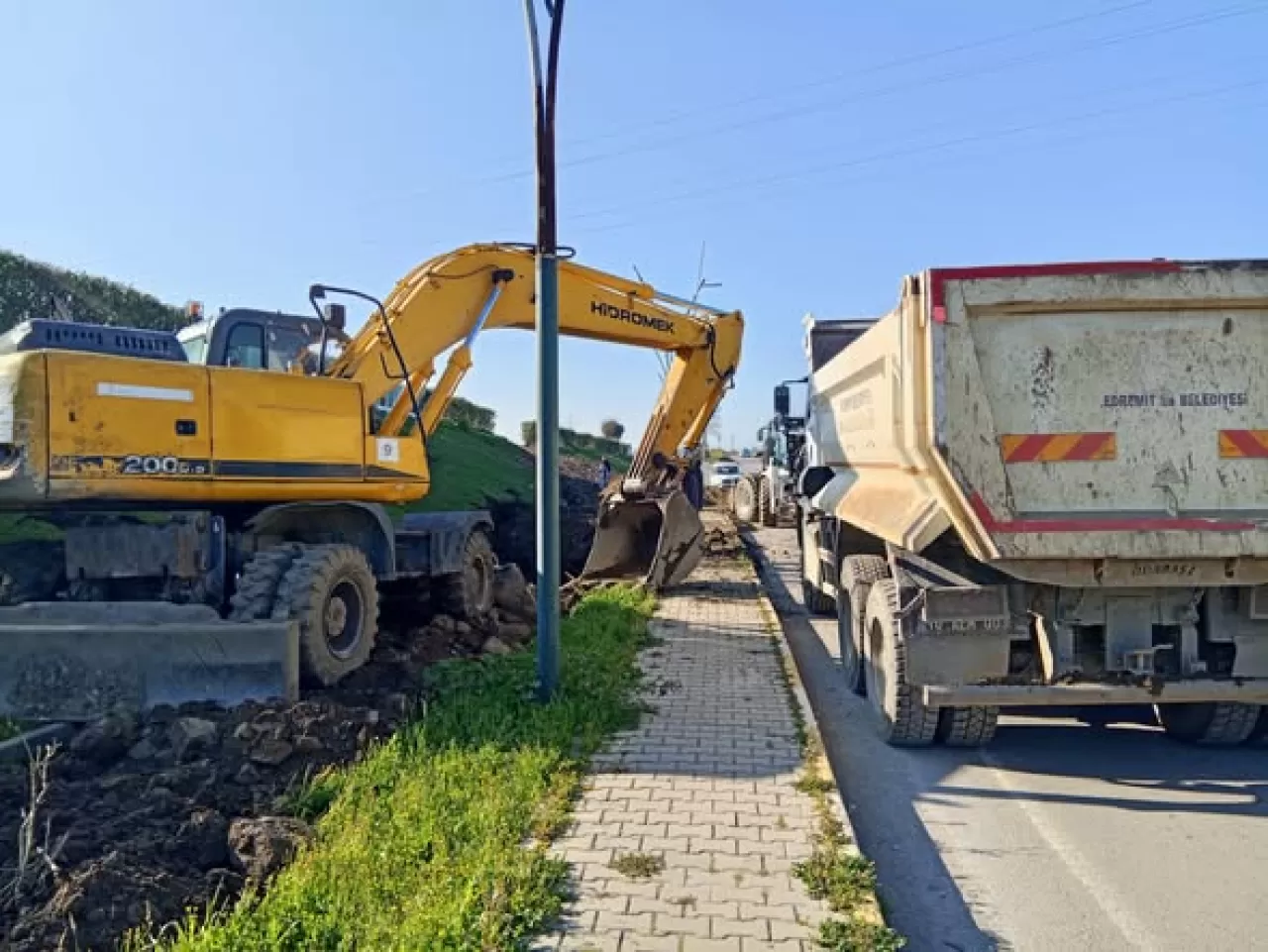 Edremit'te Yağmursuyu Hattı Çalışmaları Sürüyor