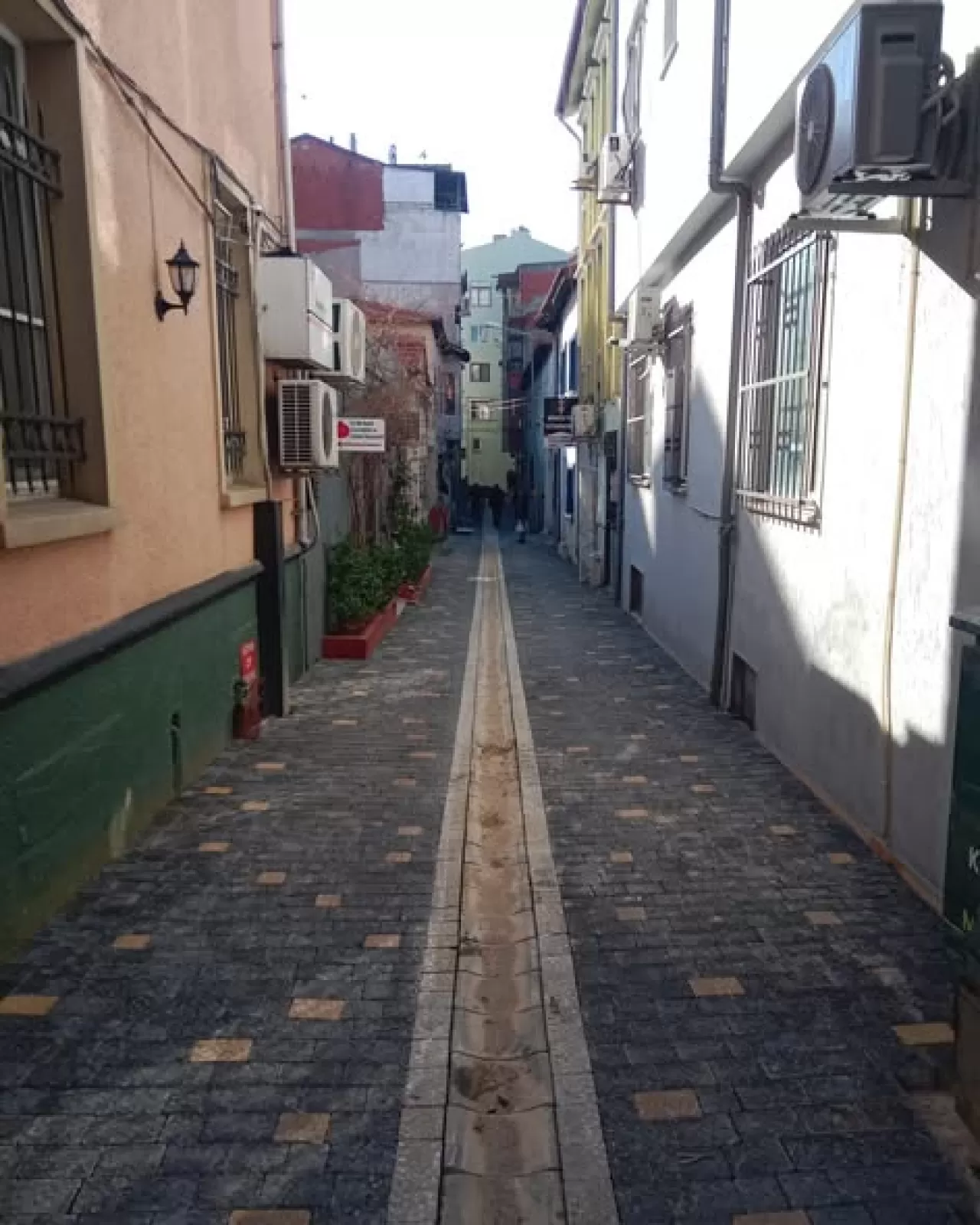 Balıkesir Edremit'te Sokaklarda Yol Yapım Çalışmaları Tamamlanıyor