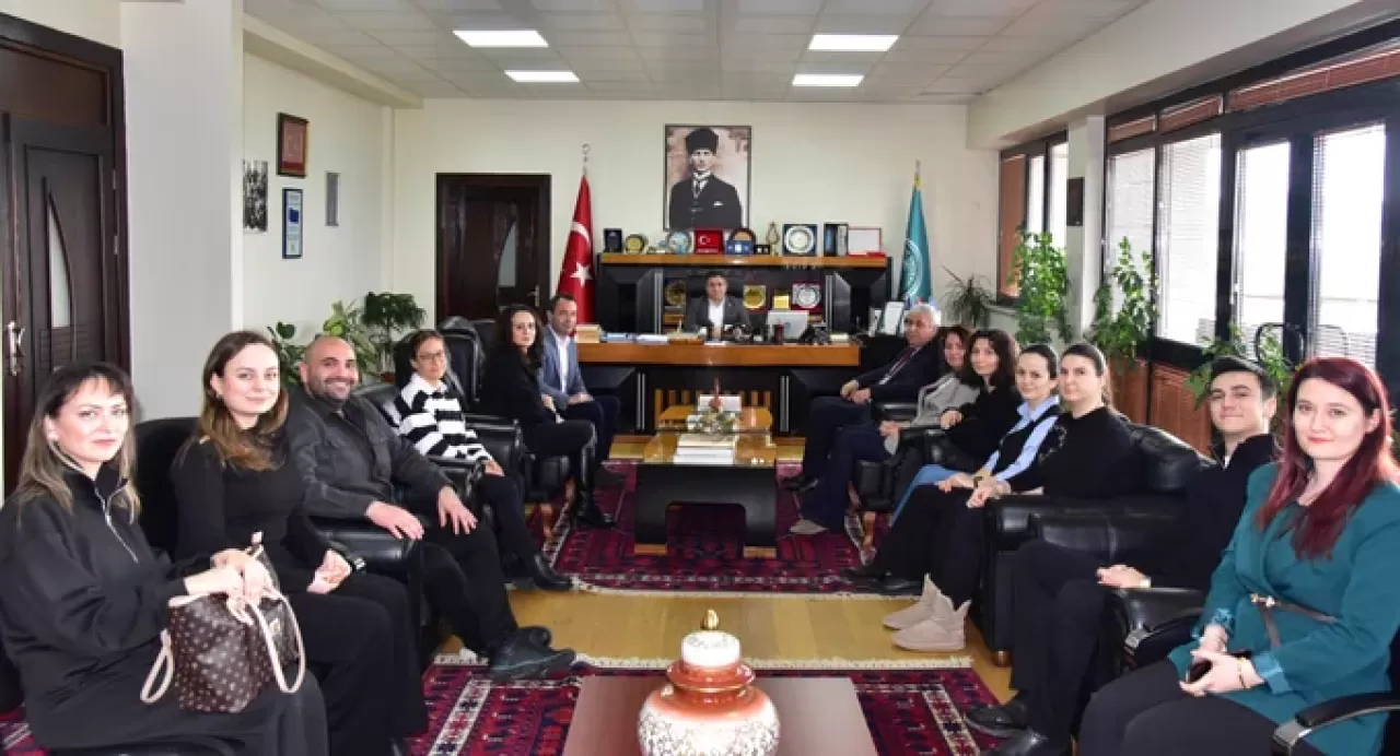 Balıkesir Üniversitesi'nden Turizm Rehberi Hazırlayan Ekip Rektör'ü Ziyaret Etti