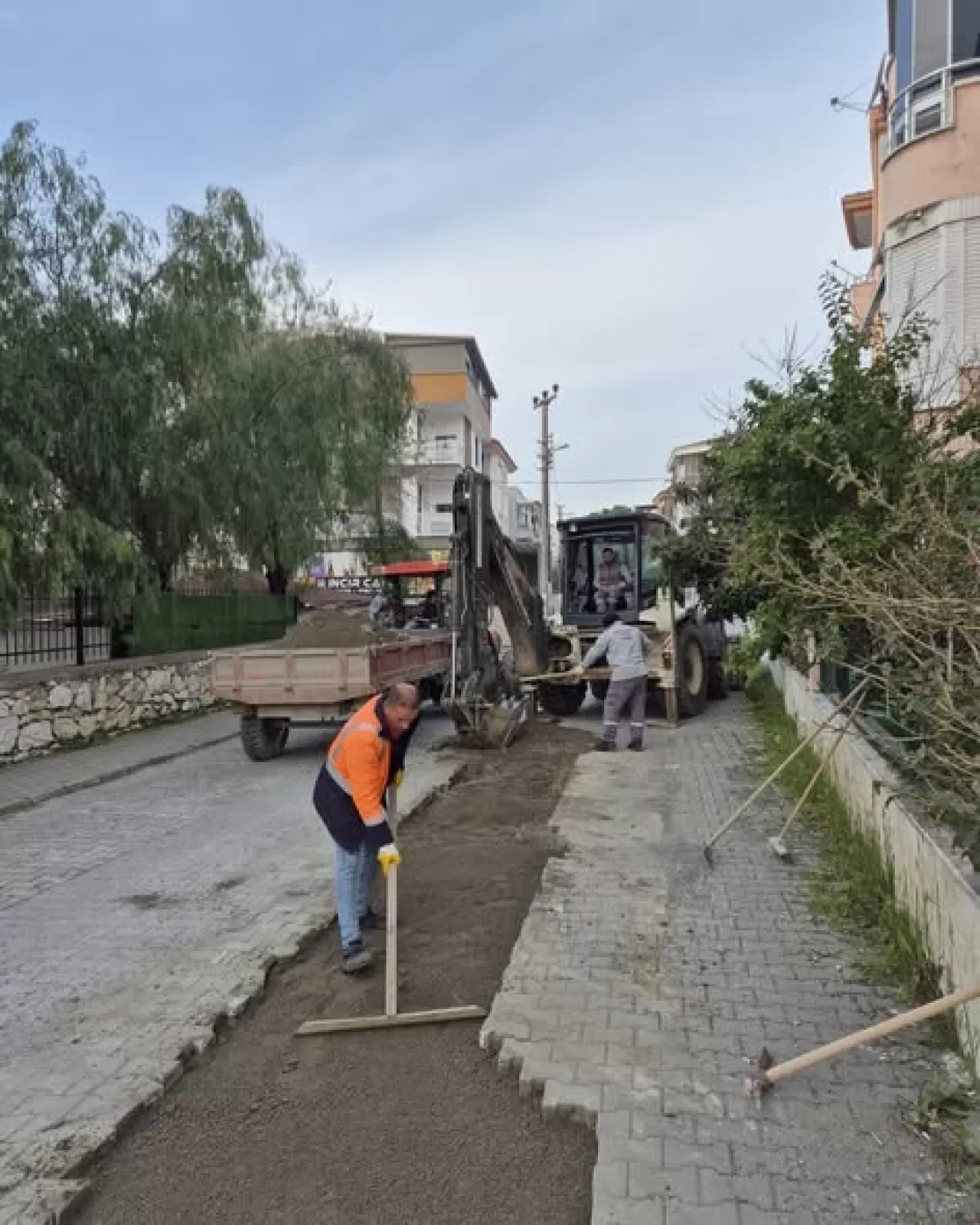 Edremit'te Şahindere Mahallesi'nde Yol Tamirat Çalışmaları Başladı