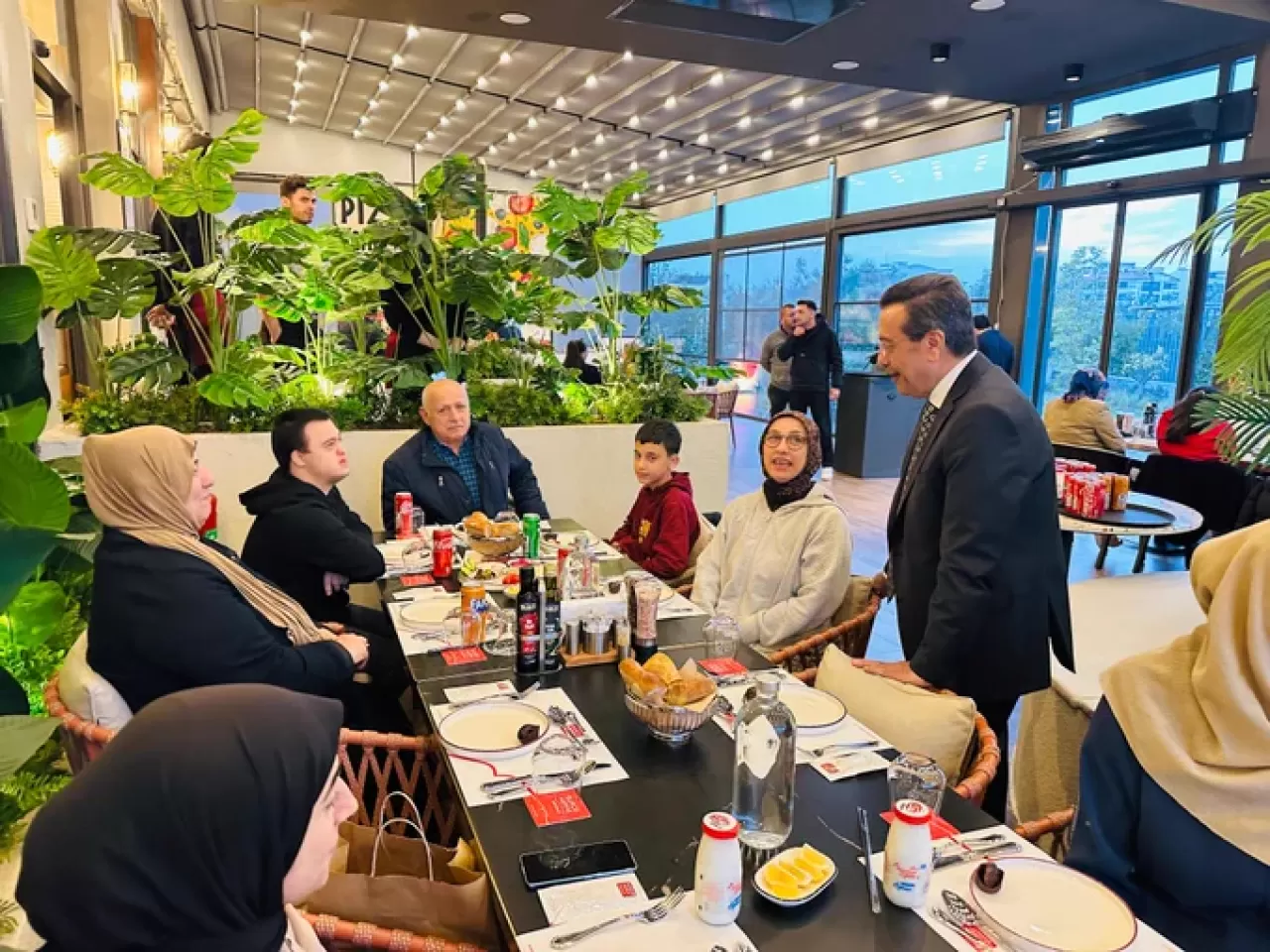 Burhaniye'de Öksüz ve Yetim Çocuklar İftarda Kaymakamla Buluştu