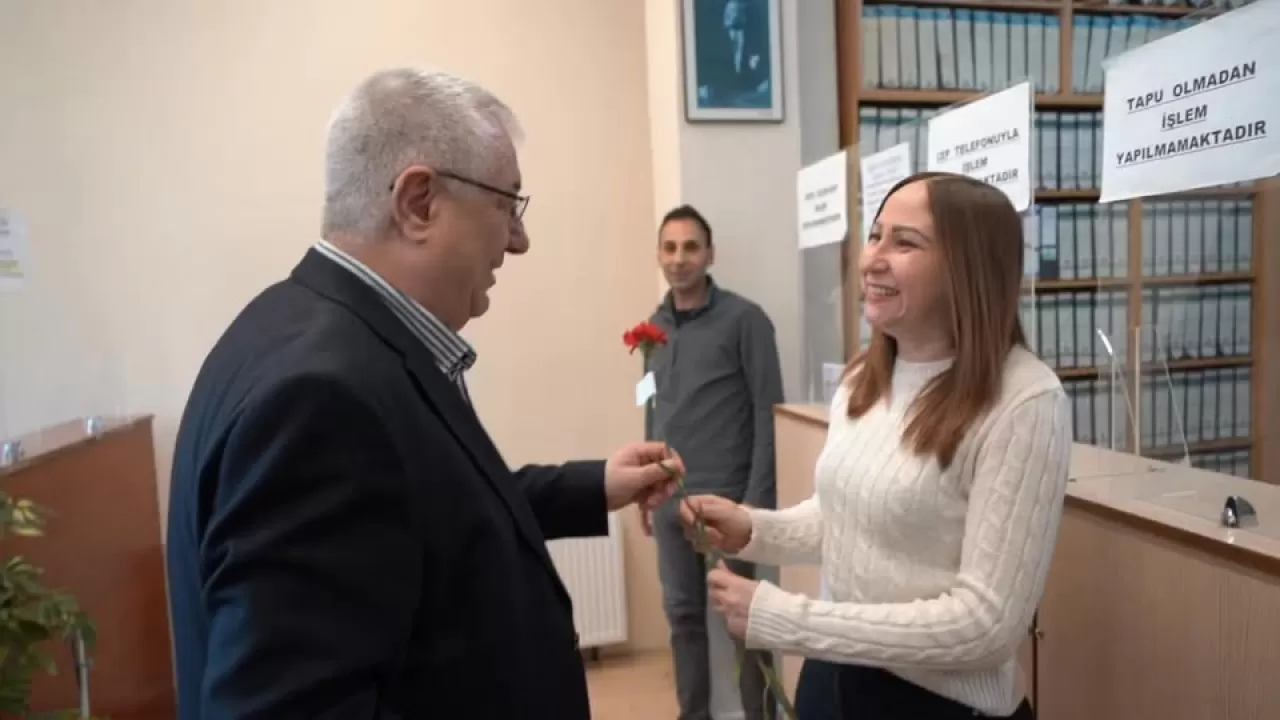 Edremit Belediyesi'nden 8 Mart'ta Kadın Çalışanlara Anlamlı Kutlama
