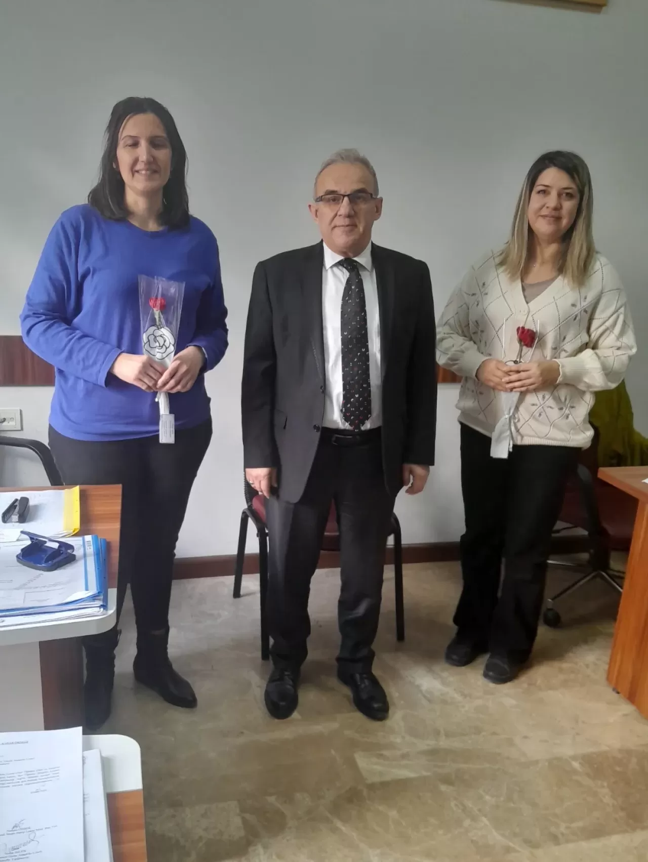 Edremit'te 8 Mart Kutlaması: Eğitim Camiasının Kadın Çalışanlarına Karanfil