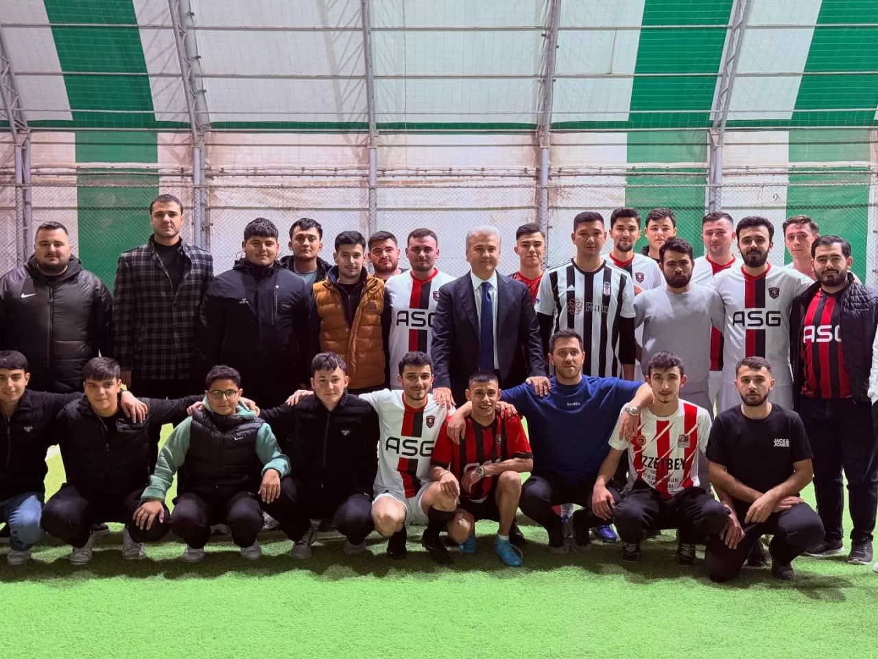 AK Partili Canbey, Gençlerle Halı Saha Buluşmasında