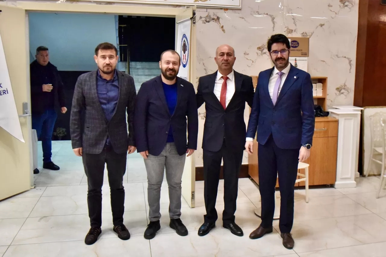 Altıeylül Belediyesi Yöneticilerinden Elektrik Teknisyenlerine İftar Ziyareti