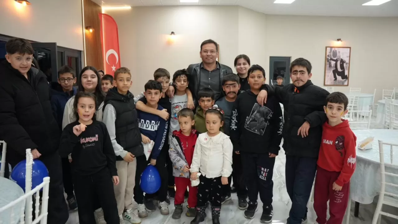 Sındırgı'da Ramazan Coşkusu: Çocuklar Karaoke Gecesinde Sahne Aldı