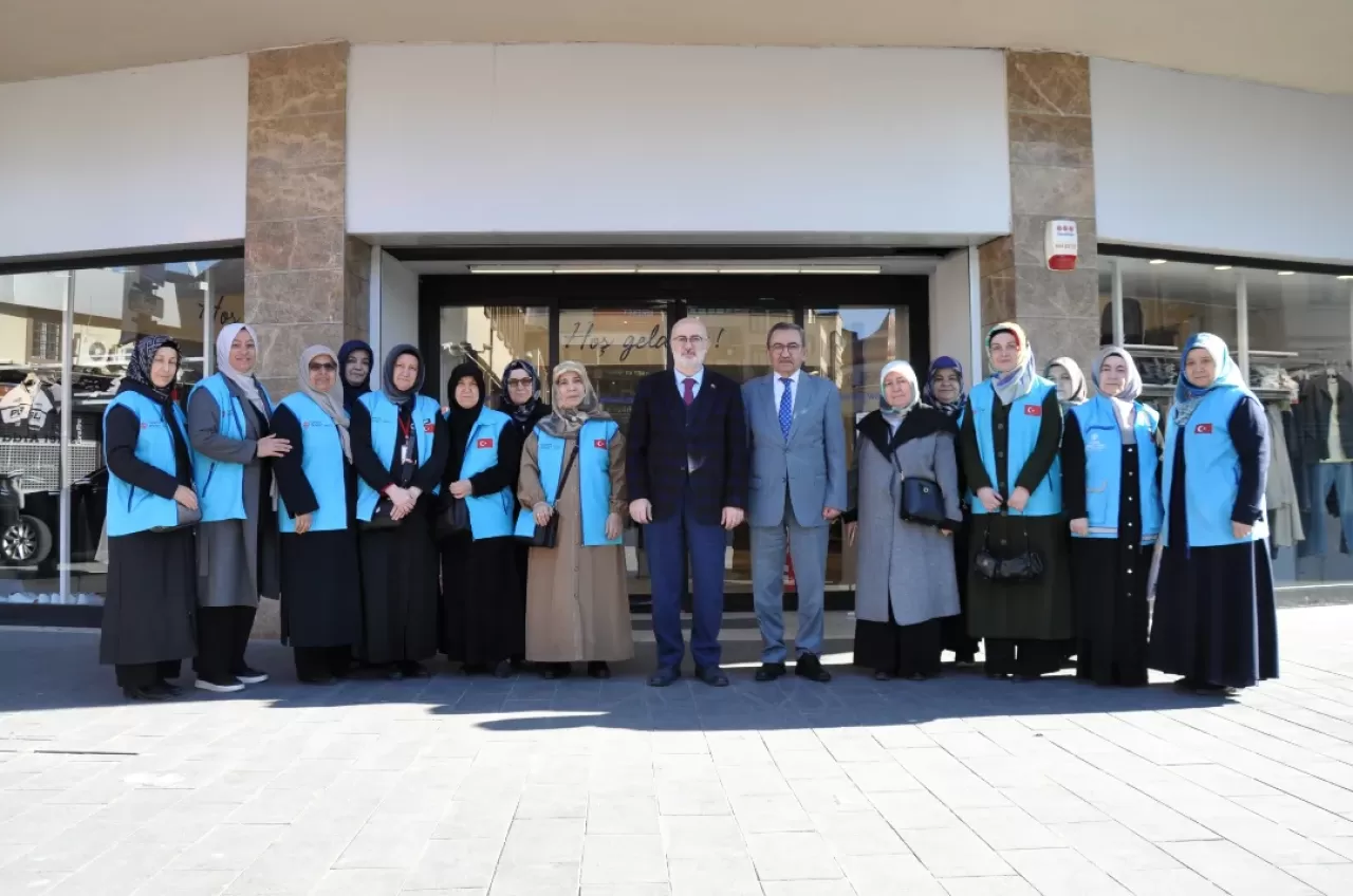 Balıkesir'de 120 Yetim Çocuk Bayramlık Kıyafetlerle Sevindirildi