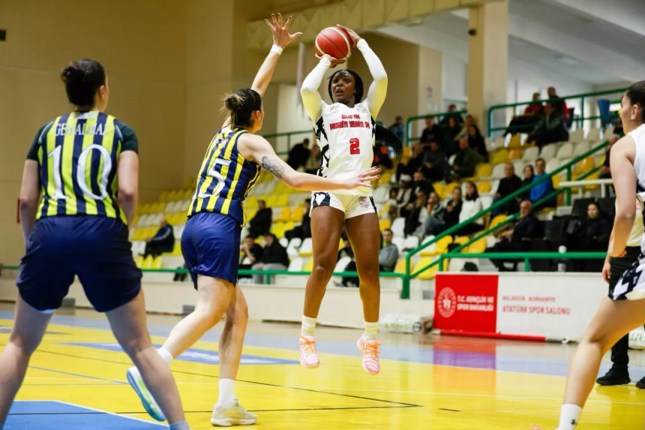 Aslan Yol Burhaniye Belediyespor, Yalova VIP'i Farklı Mağlup Etti