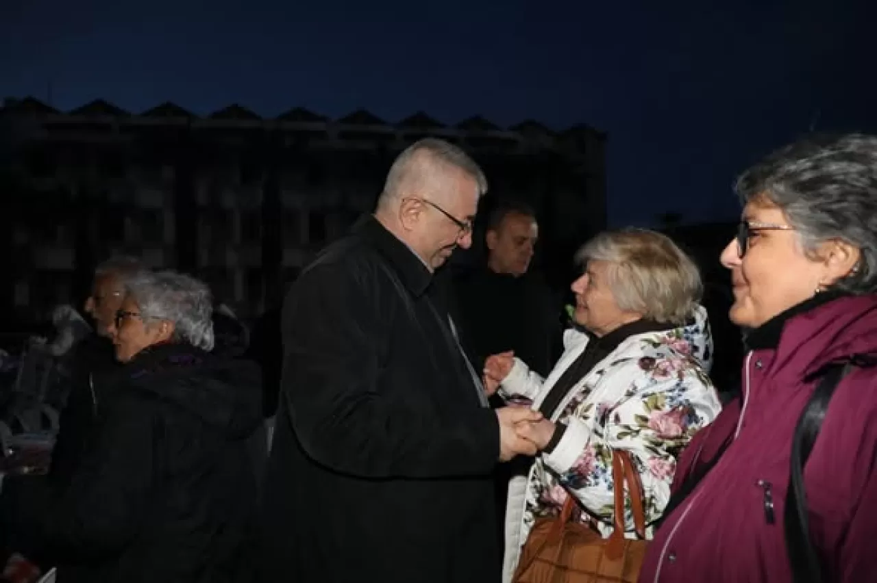 Edremit'te Ramazan Dayanışması: Güre Mahallesi'nde Gönül Sofrası Kuruldu