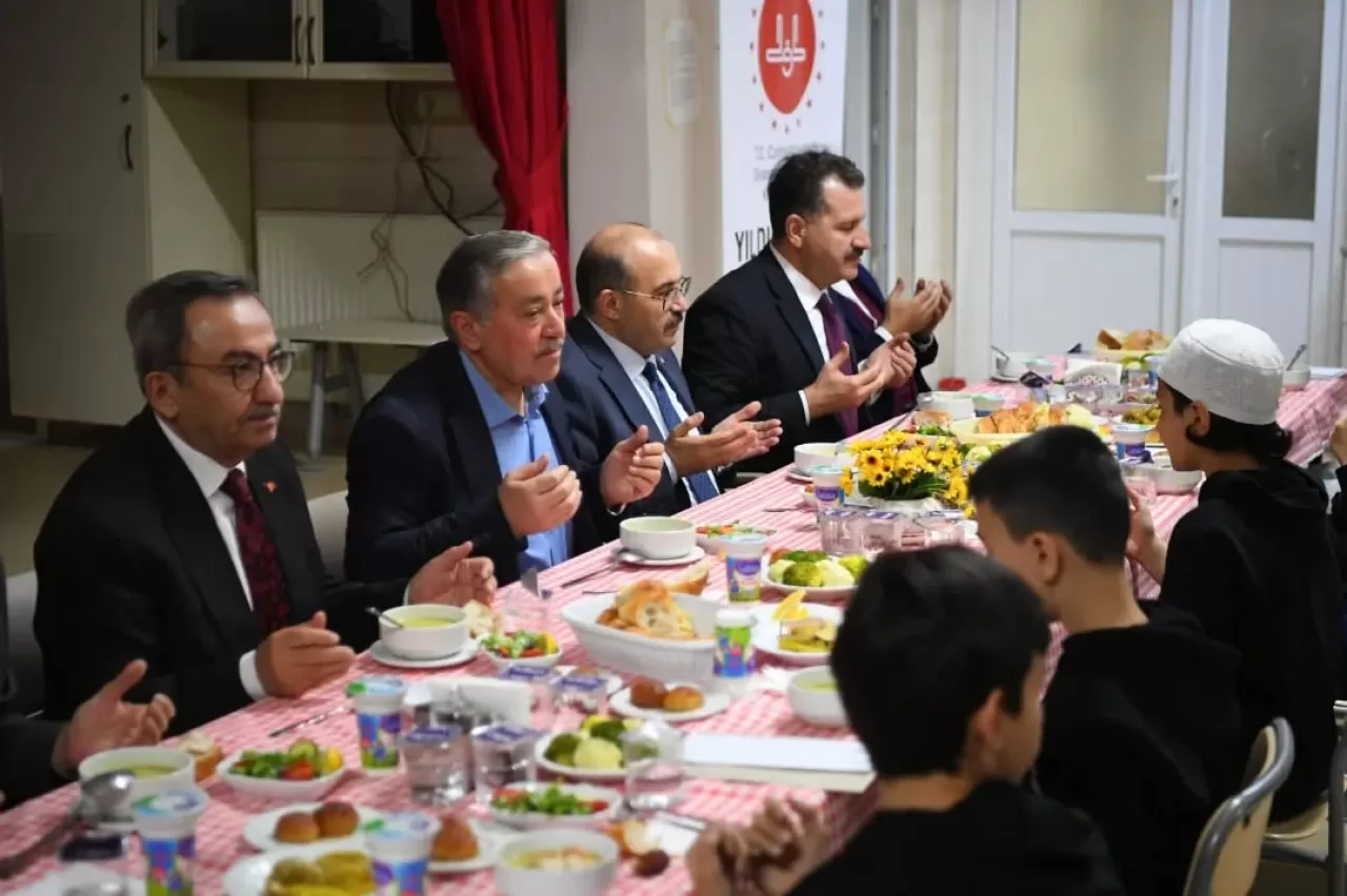 Yıldırım Camii Kur'an Kursu'nda İftar Programı Düzenlendi