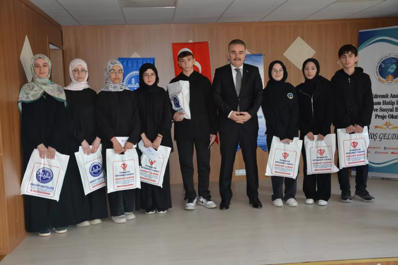 Edremit'te Hadis Ezberleme Yarışması Ödülleri Sahiplerini Buldu