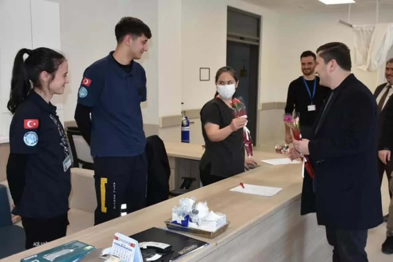 Kaymakam Faruk ATAR'dan İvrindi Devlet Hastanesi'nde Tıp Bayramı Ziyareti