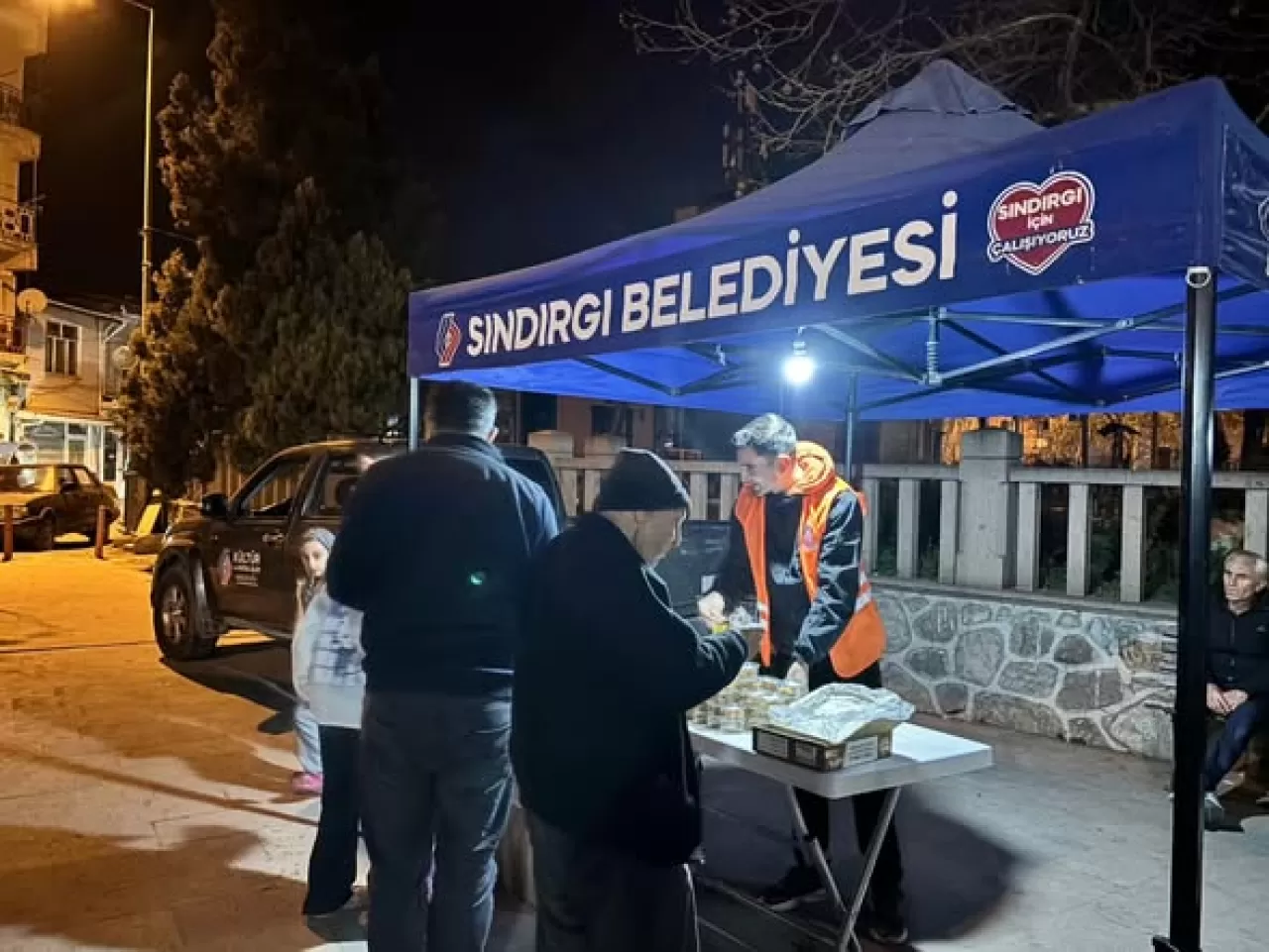 Sındırgı'da Kadir Gecesi'nde Cemaate Tatlı İkramı