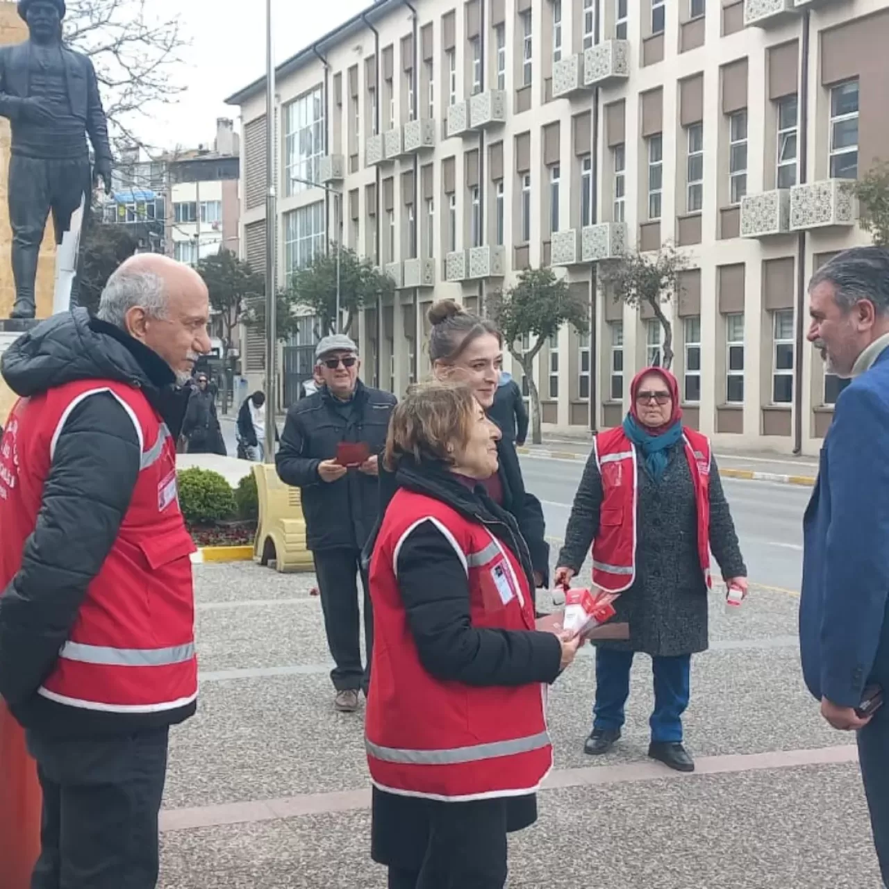 CHP Altıeylül'de Üyelik Kampanyası ve Kandil Şekeri Paylaşımı