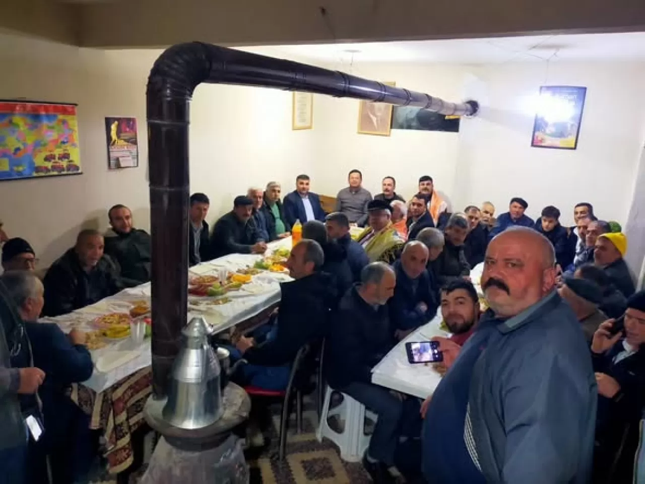 Sındırgı'da Ramazan Buluşması: Teravih Sonrası Mahallede Birlik ve Beraberlik Ruhu