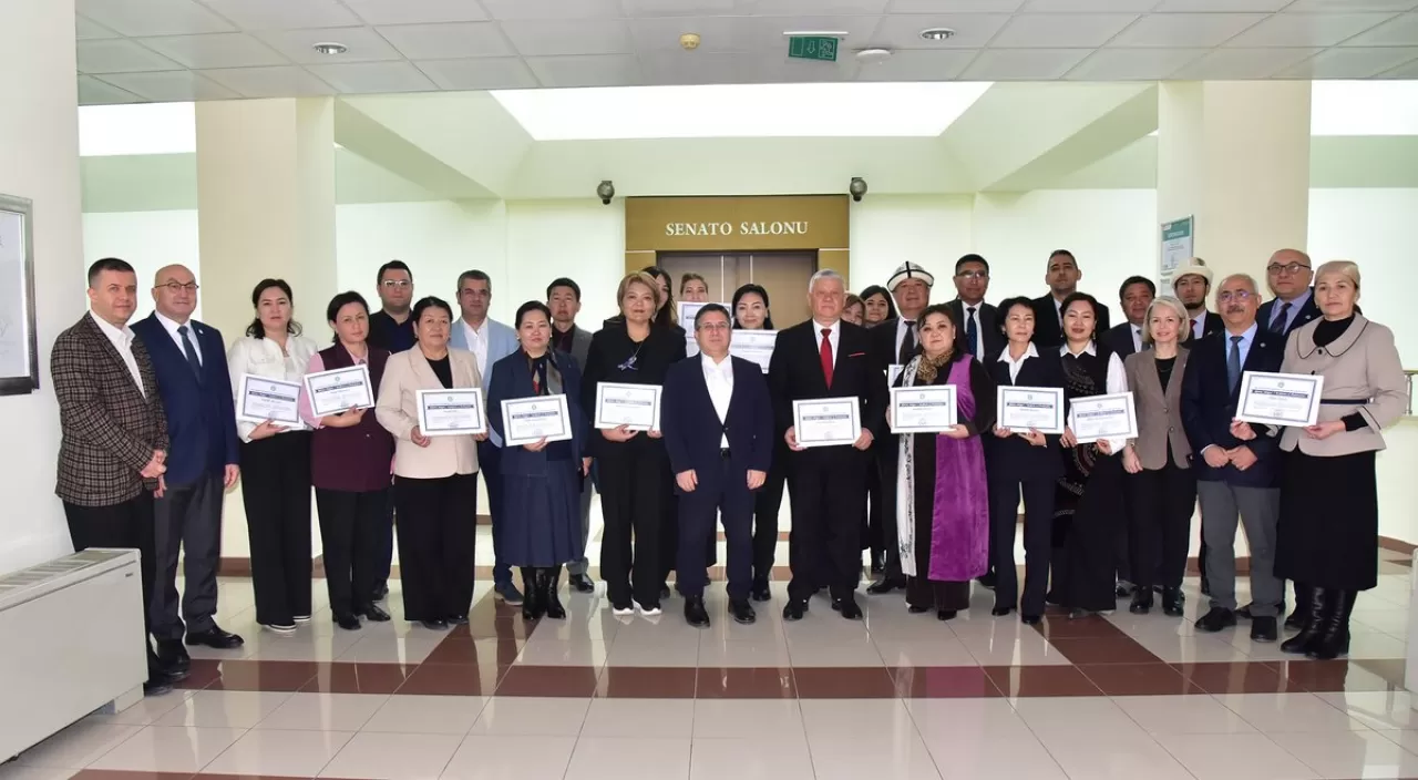 Kırgız Akademisyenler Balıkesir Üniversitesi'nde Sertifikalarını Aldı