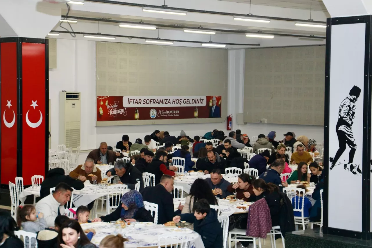 Burhaniye'de Ramazan İftar Programları Kardeşlik Sofrasında Noktalandı
