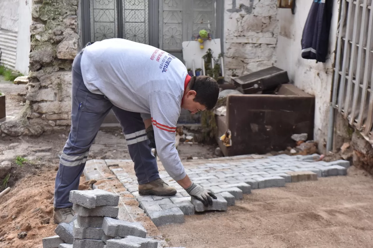 Altıeylül'de Parke Taşı Çalışmaları Tüm Hızıyla Sürüyor