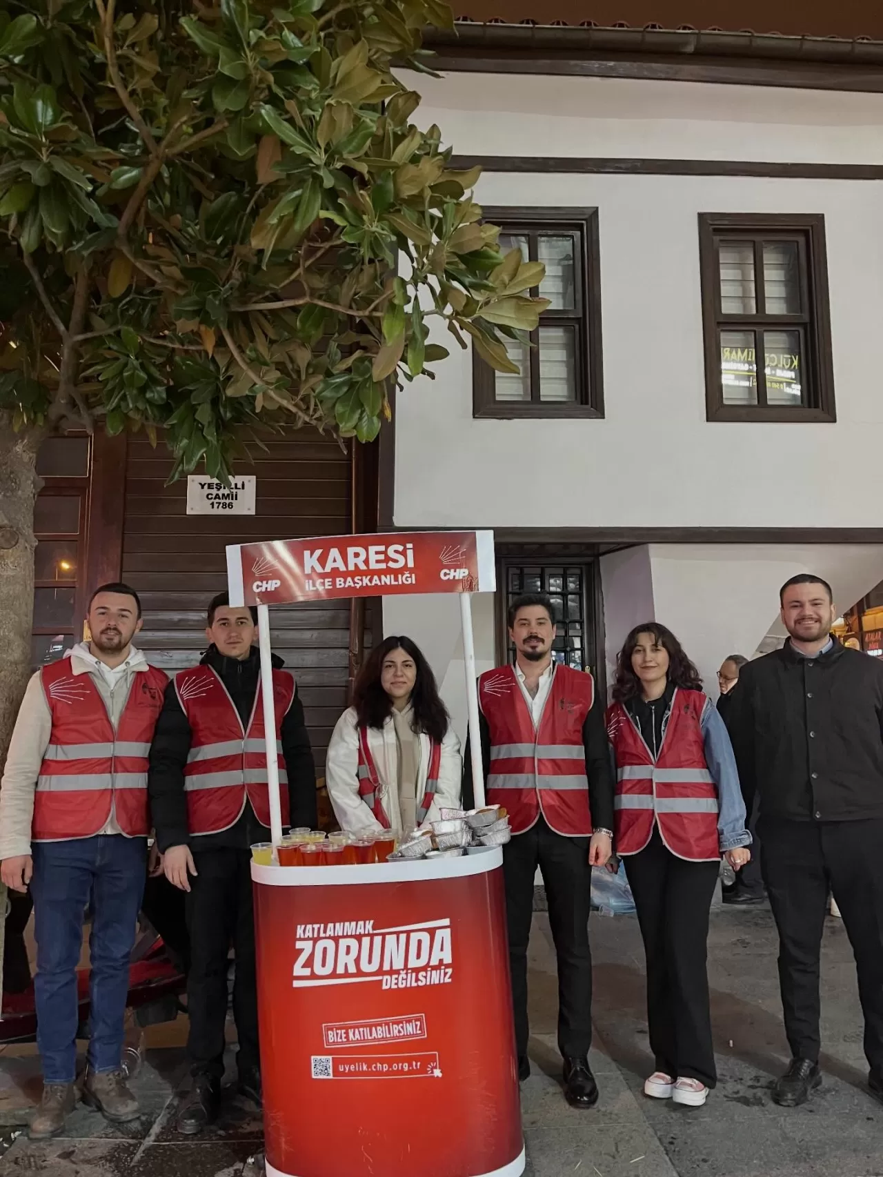 CHP Karesi Gençlik Kolları'ndan Ramazan'da Tatlı ve Meşrubat İkramı