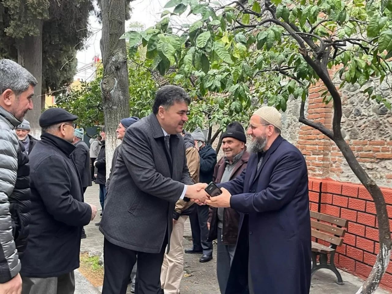Başkan Emin Ersoy, Bayram Namazı Sonrası Vatandaşların Bayramını Kutladı