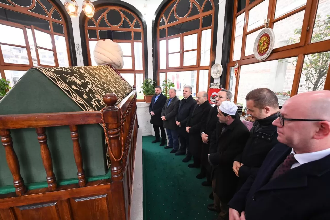 Balıkesir Valisi İsmail Ustaoğlu, Bayram Namazı Sonrasında Tarihi Türbeyi Ziyaret Etti