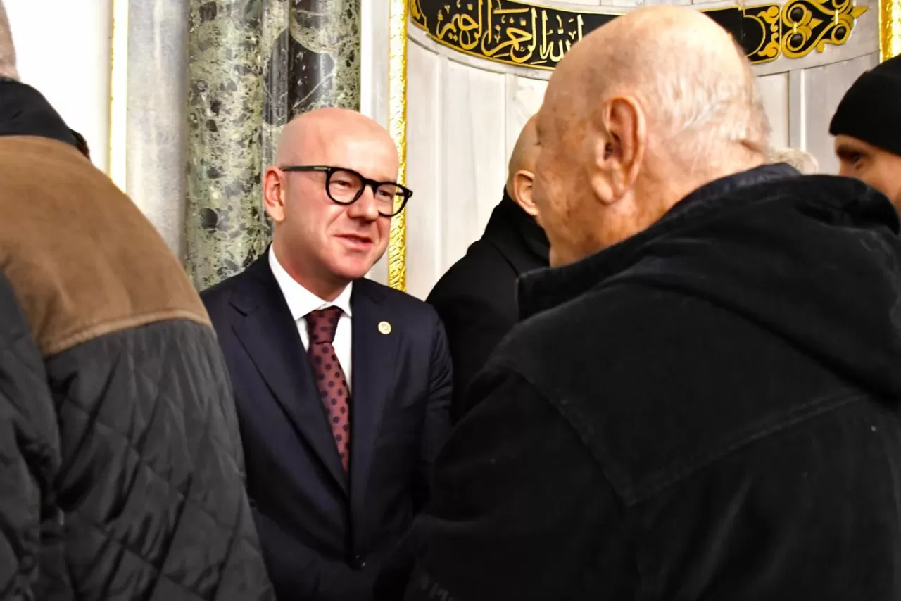 CHP'li Sarı, Zağnos Paşa Camii'nde Hemşehrileriyle Bayramlaştı