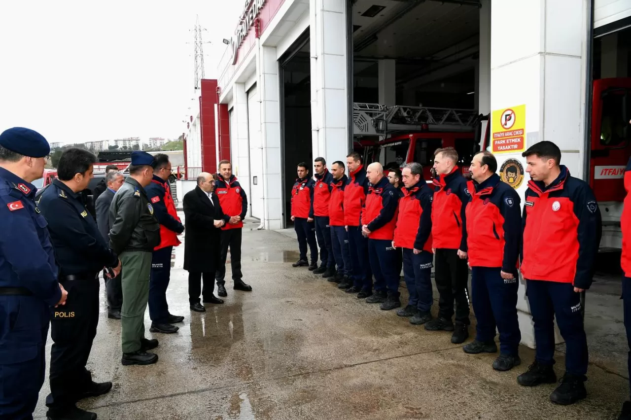 Balıkesir Valisi İsmail Ustaoğlu, Afet Koordinasyon Merkezi'nde Görev Başındaki İtfaiye Personelini Ziyaret Etti