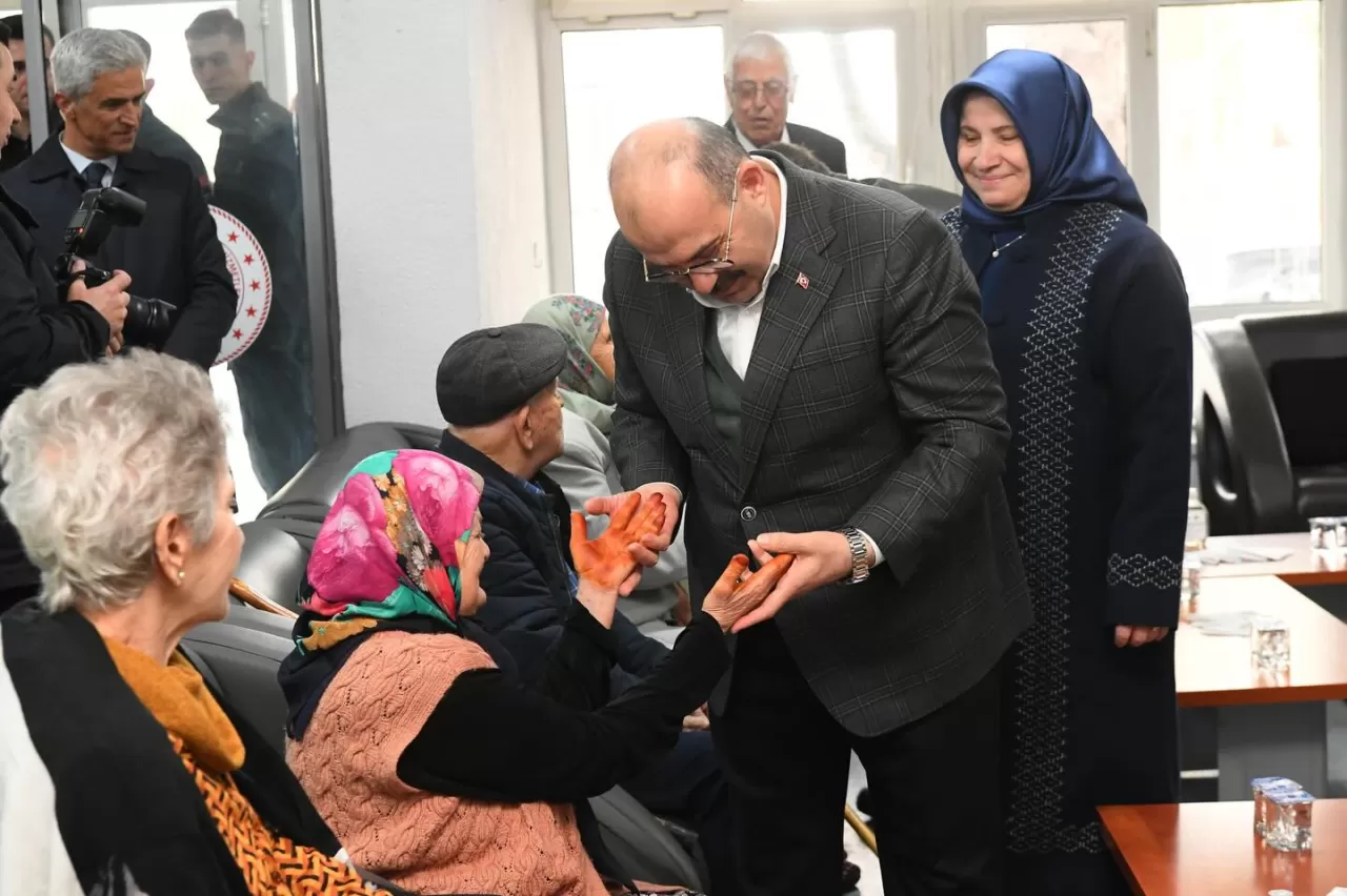 Vali Ustaoğlu ve Eşi, Huzurevinde Bayram Sevinci Yaşattı