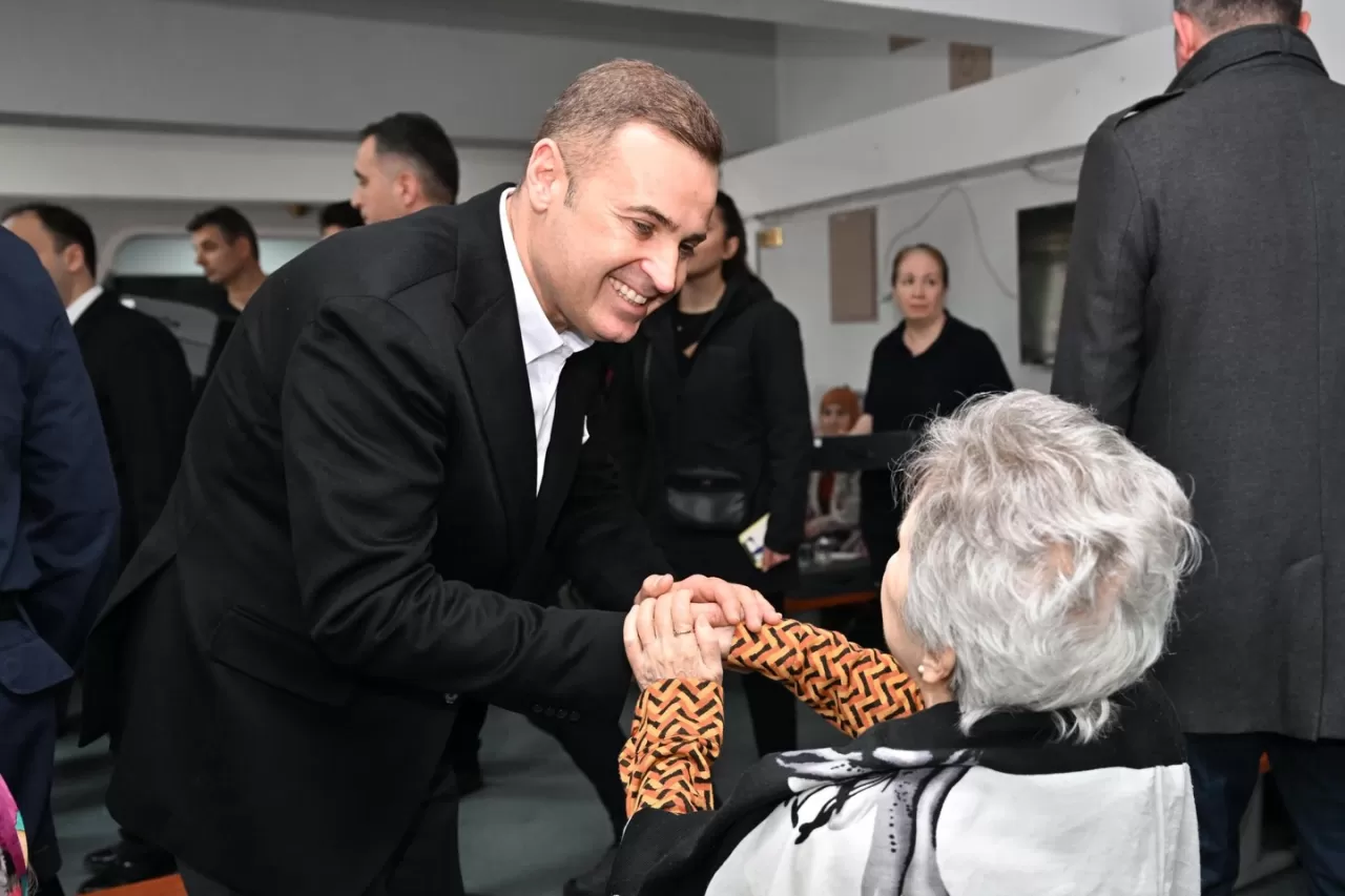 Balıkesir'de Bayram Vefası: Başkan ve Vali Huzurevlerini Ziyaret Etti