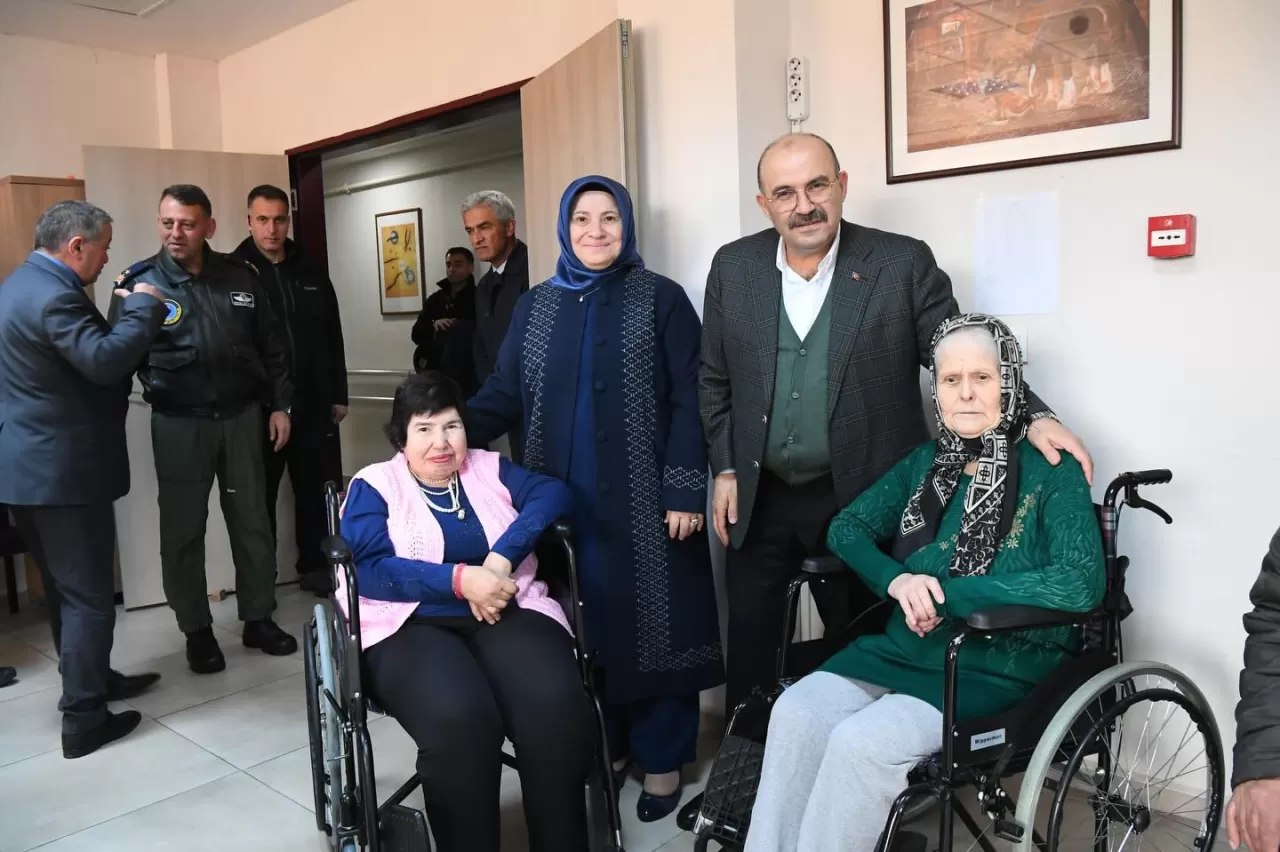 Vali Ustaoğlu ve Eşi, Ramazan Bayramı'nda Huzurevi Sakinleriyle Buluştu