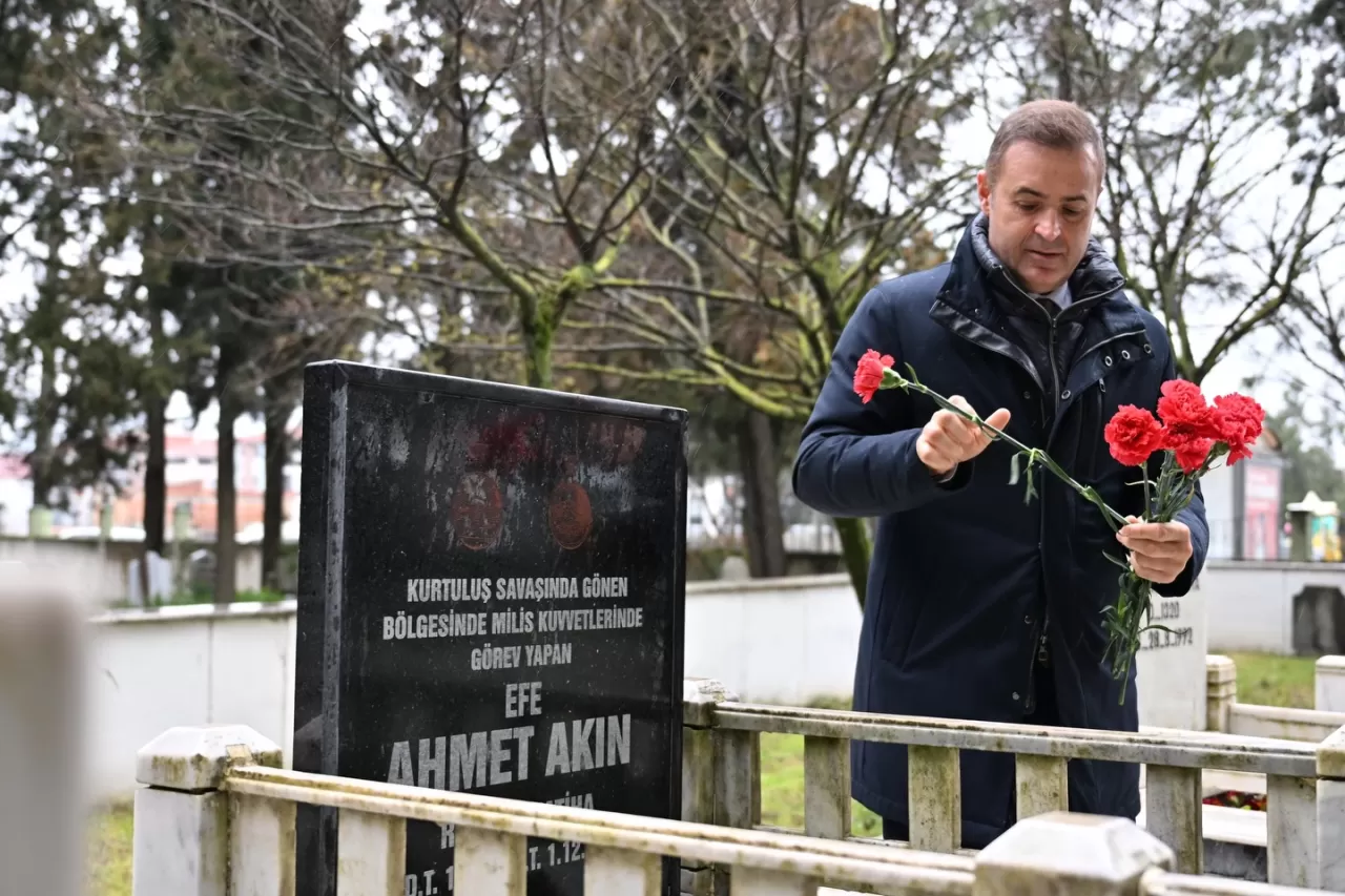 Belediye Başkanı Ahmet Akın, Gönen'deki Aile Kabirlerini Ziyaret Etti