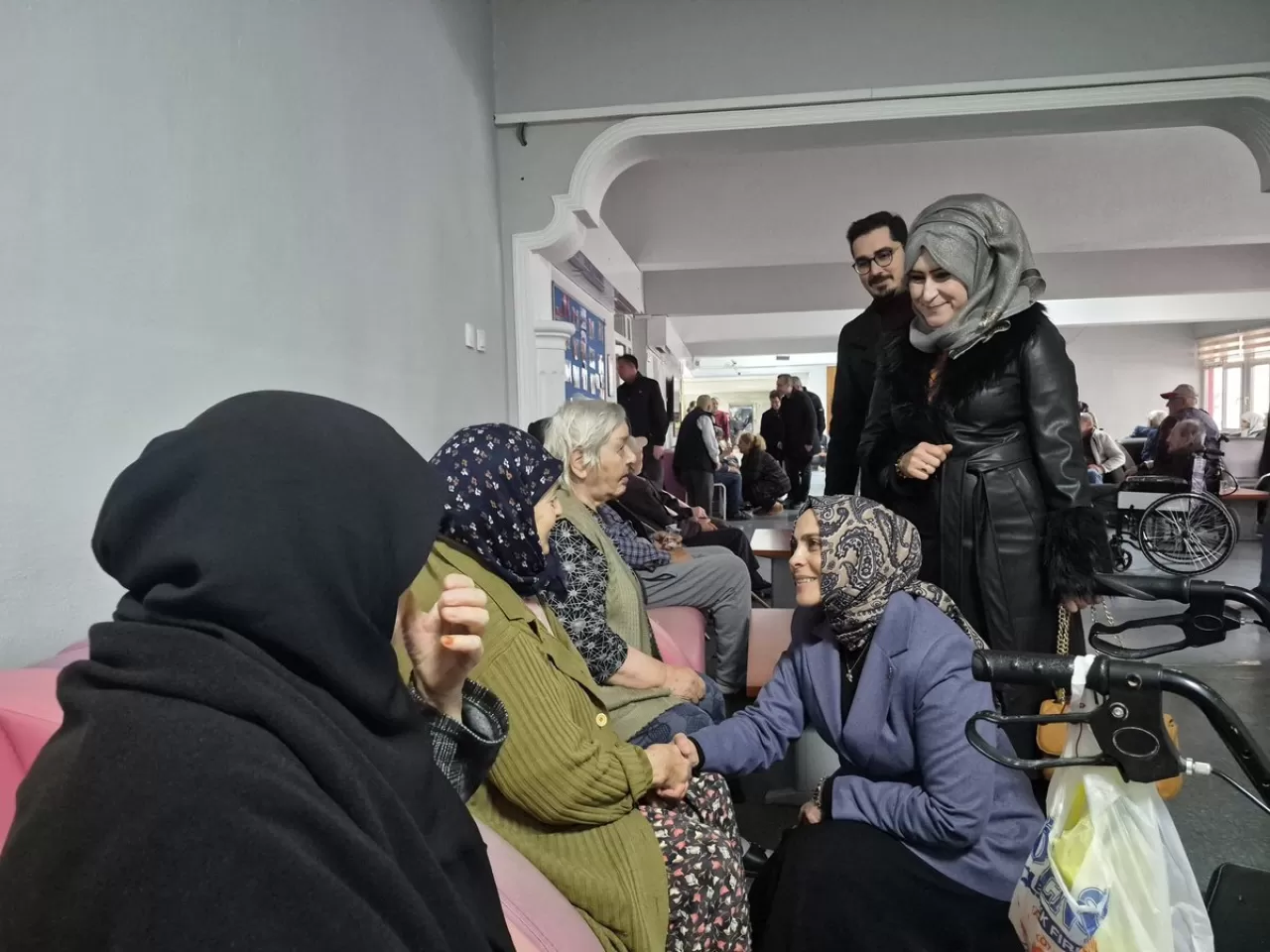 AK Parti Balıkesir'den Huzurevi Ziyareti: Bayram Coşkusu Yaşlılarla Paylaşıldı