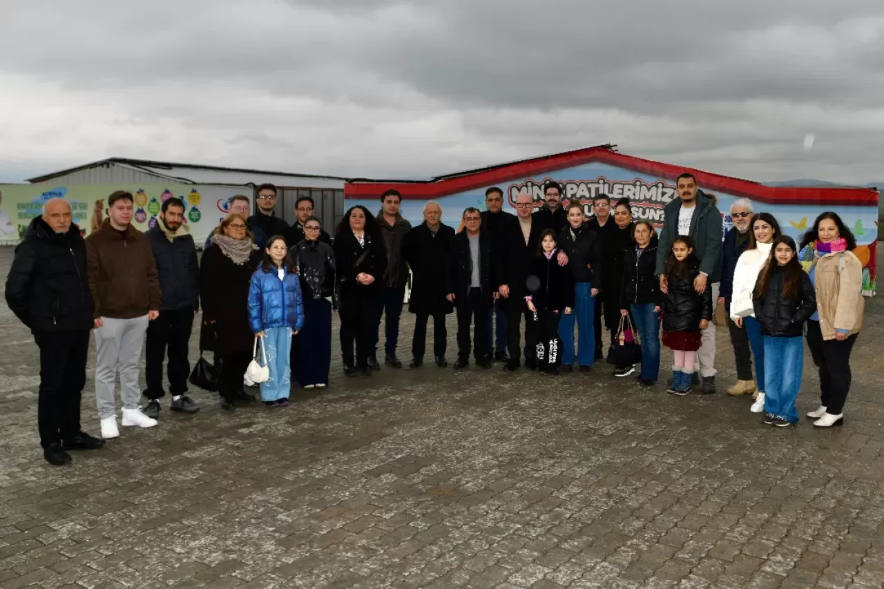 CHP'li İsimler Minik Patiler Yaşam Merkezi'ni Ziyaret Etti