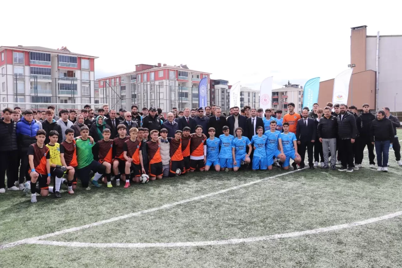 Edremit'te Liseler Arası Futbol Turnuvası Heyecanı Başladı