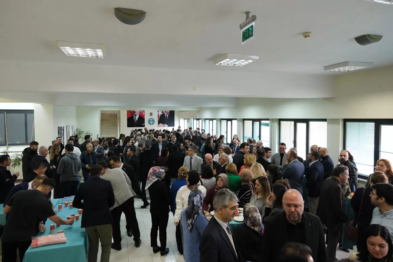 Balıkesir Üniversitesi'nde Ramazan Bayramı Coşkusu: Rektörlük'te Geleneksel Bayramlaşma Töreni Düzenlendi