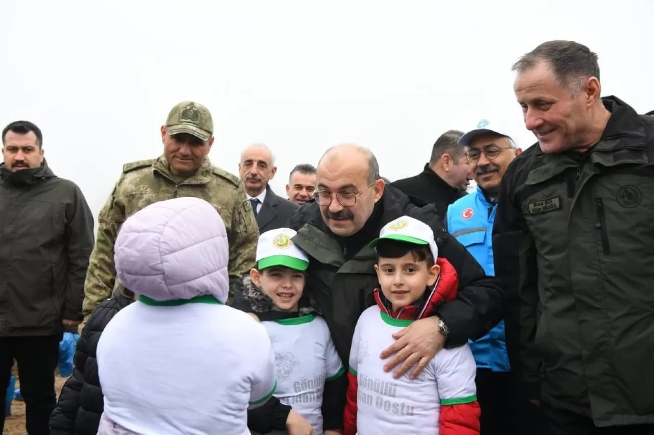 Balıkesir Üniversitesi "Türkiye'nin Gücü Orman" Etkinliğinde Fidanları Toprakla Buluşturdu