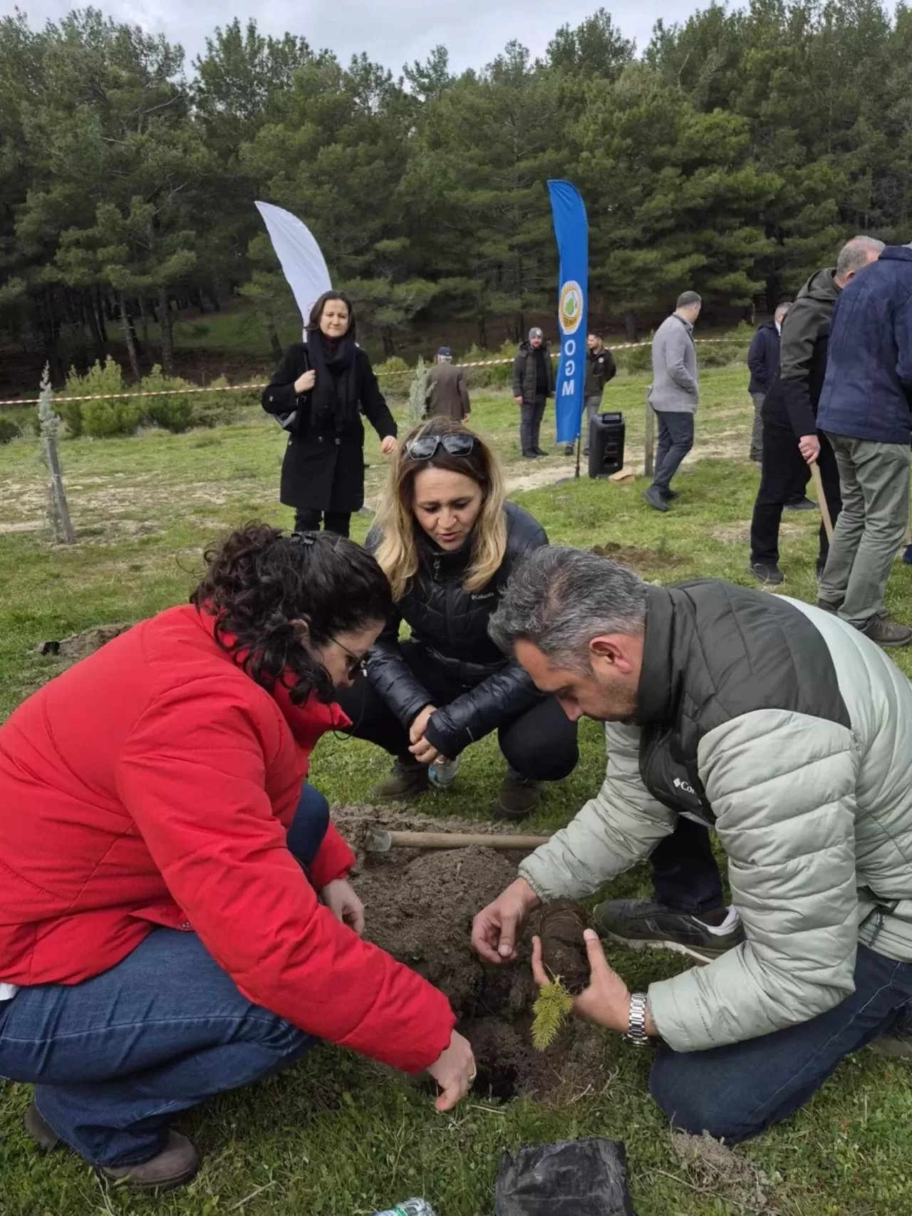 Edremit'te Öğrenciler ve Protokol Geleceğe Nefes Dikti