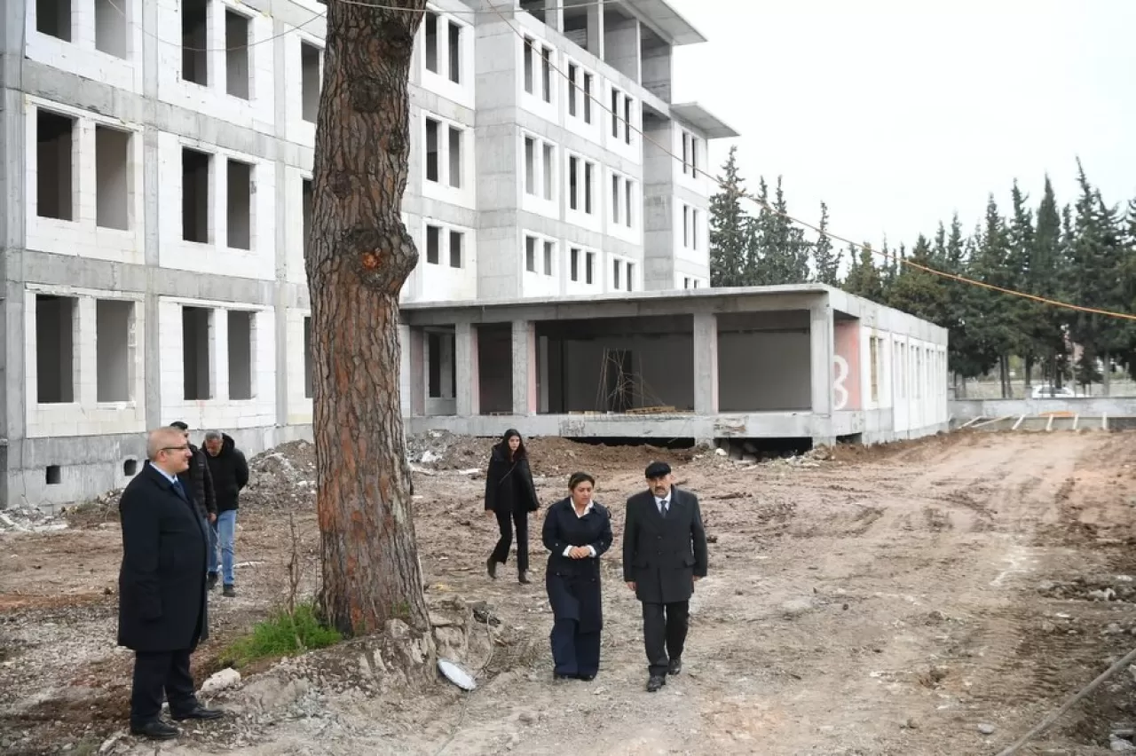 Vali Ustaoğlu, Altıeylül'deki Sosyal Hizmet Merkezi İnşaatını İnceledi