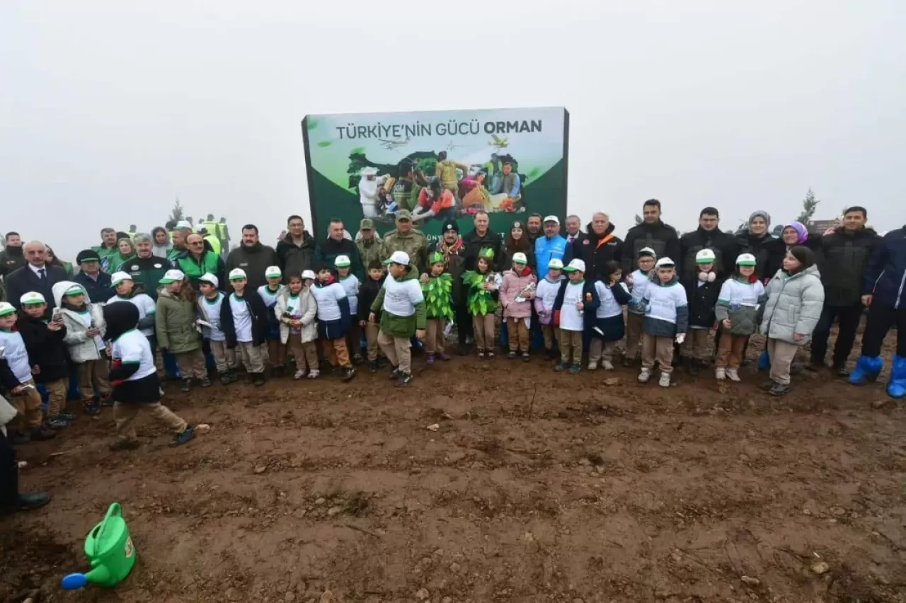 Balıkesir'de Orman Haftası Coşkusu: Vali Ustaoğlu Öncülüğünde Yüzlerce Fidan Toprakla Buluştu