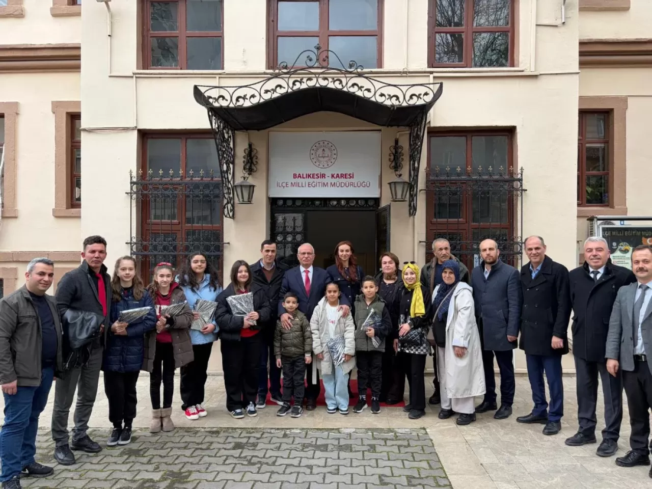 Karesi'de İstiklal Marşı ve Mehmet Akif Ersoy Anma Etkinlikleri Kapsamında Öğrencilere Ödül Verildi