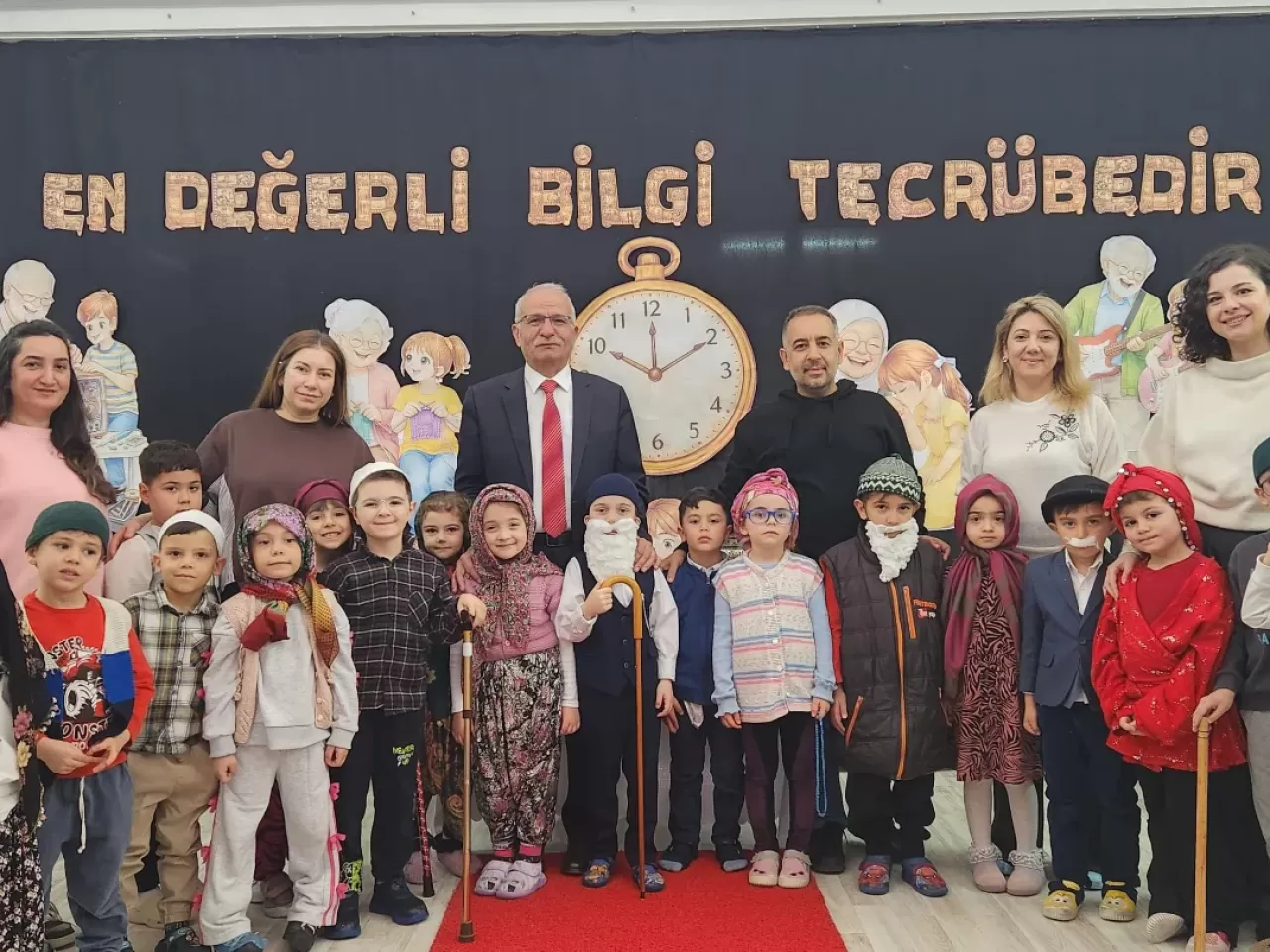 Minik Öğrencilerden Yaşlılar Haftası'nda Anlamlı Kostüm Etkinliği