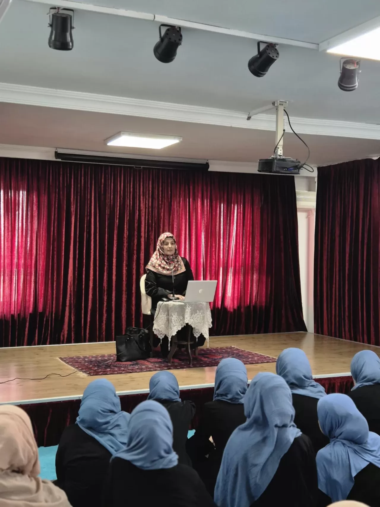 Balıkesir'de Kız Öğrencilere "Mahremiyet Bilinci" Semineri