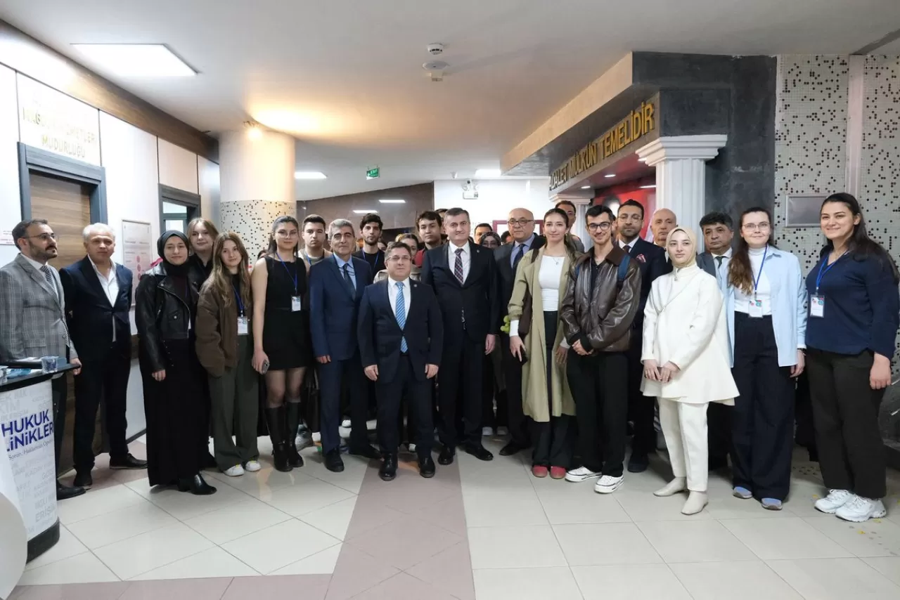 Balıkesir'de Hukuk Klinikleri Yeni Döneme Başladı: Öğrenciler Adliyede Pratik Yapacak