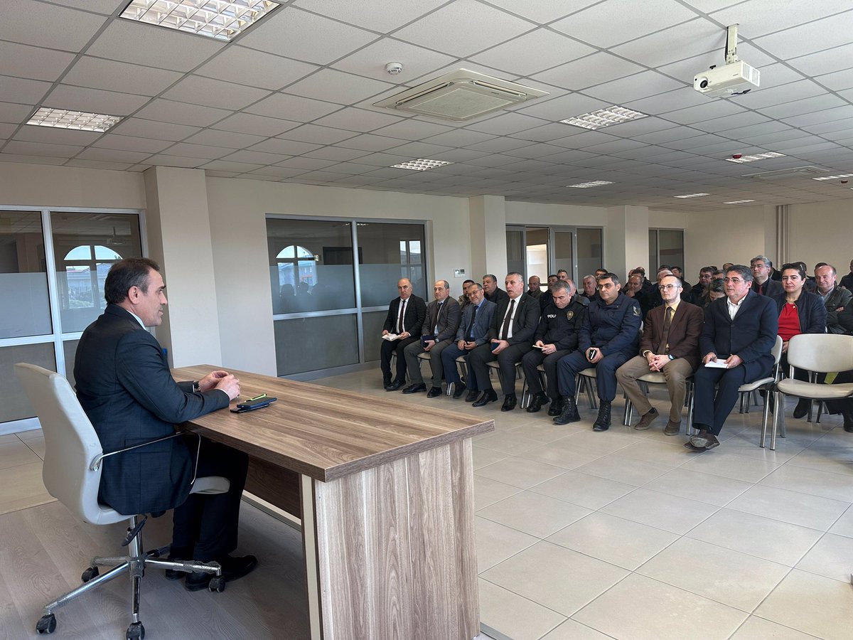 Burhaniye'de Muhtarlar Toplantısı Yapıldı