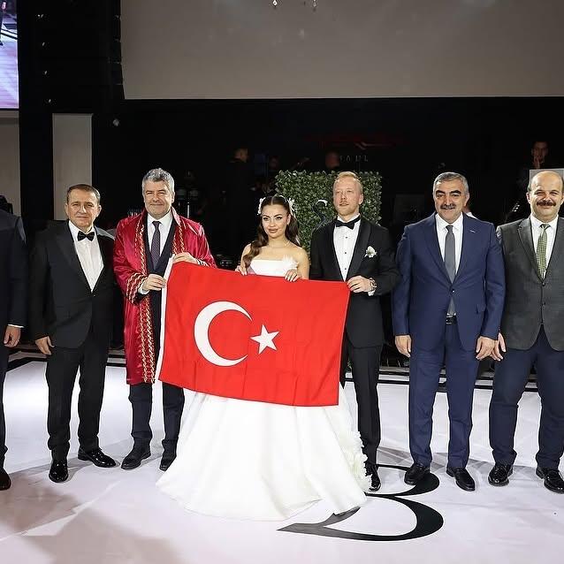 İvrindi Belediye Başkanı, Merve Seren ve Berkana'nın Düğününe Katıldı