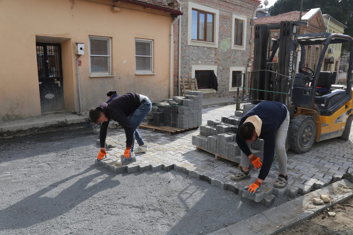 Edremit'te Yol Tamiratı Çalışmaları Sürüyor