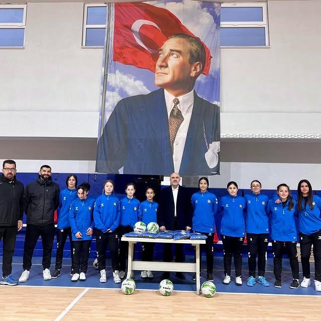 Kız Futsal Takımı Türkiye Finallerine Hazırlanıyor